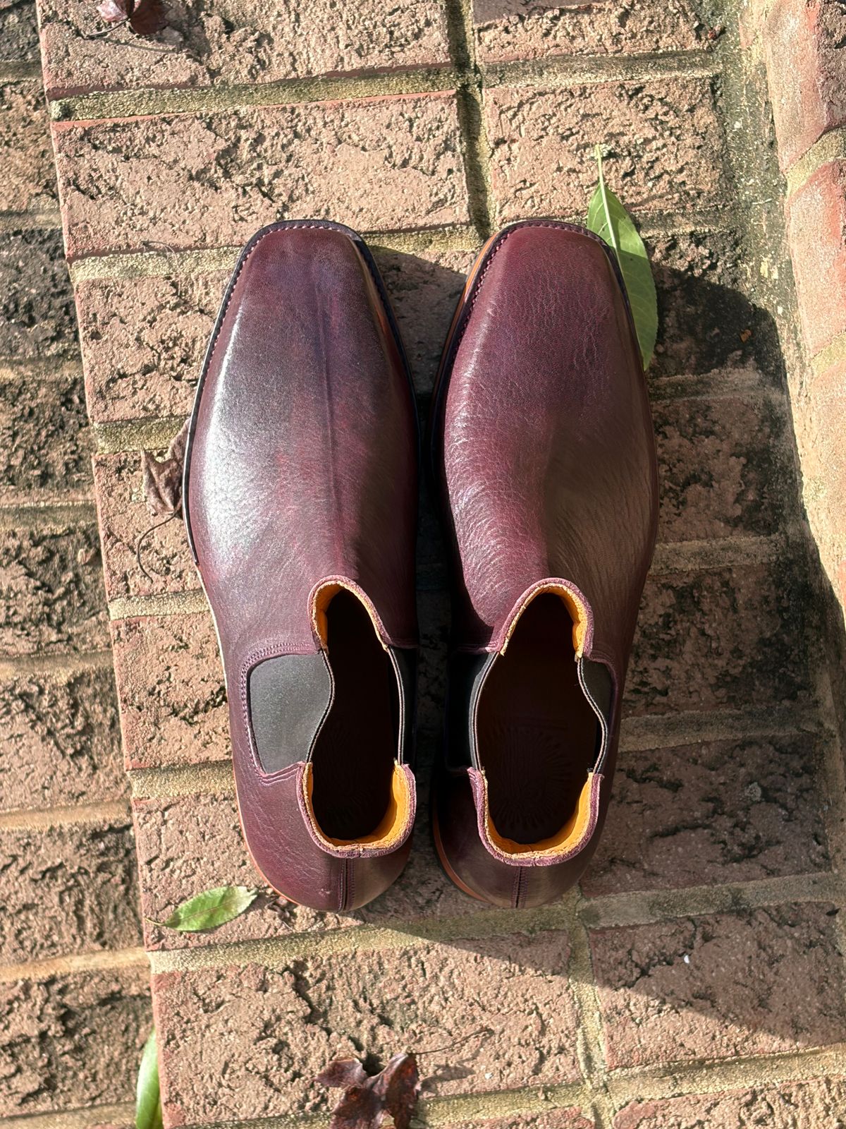 Photo by PinyonPine on October 1, 2025 of the Renav Renav / RTW Chelsea in Horween Aspen DHF Burgundy.