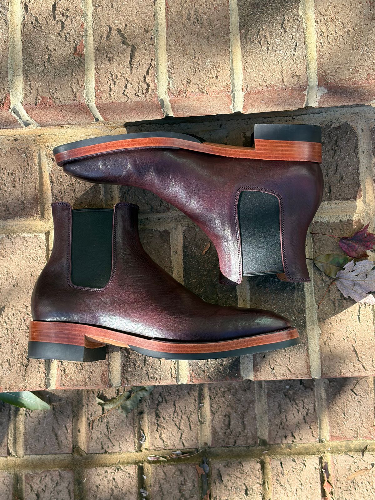 Photo by PinyonPine on November 4, 2025 of the Renav Renav / RTW Chelsea in Horween Aspen DHF Burgundy.