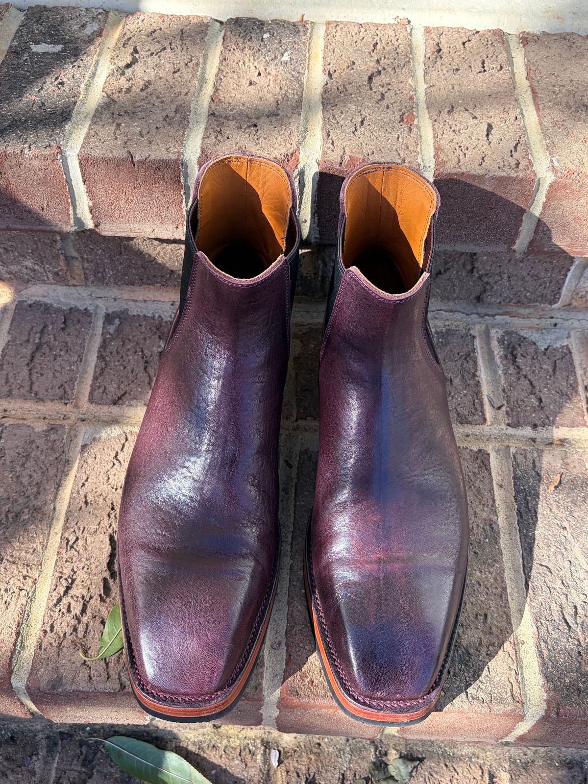 Photo by PinyonPine on November 4, 2025 of the Renav Renav / RTW Chelsea in Horween Aspen DHF Burgundy.