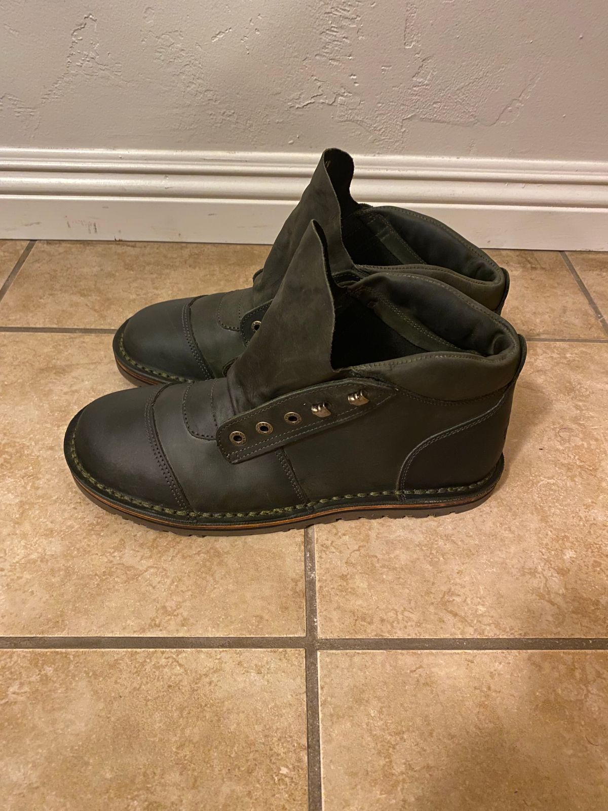 Photo by Andreas_V on May 23, 2025 of the Jim Green African Ranger Barefoot Boot in Houston Green.