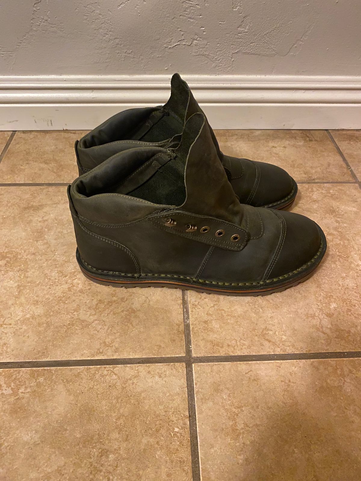 Photo by Andreas_V on May 23, 2025 of the Jim Green African Ranger Barefoot Boot in Houston Green.
