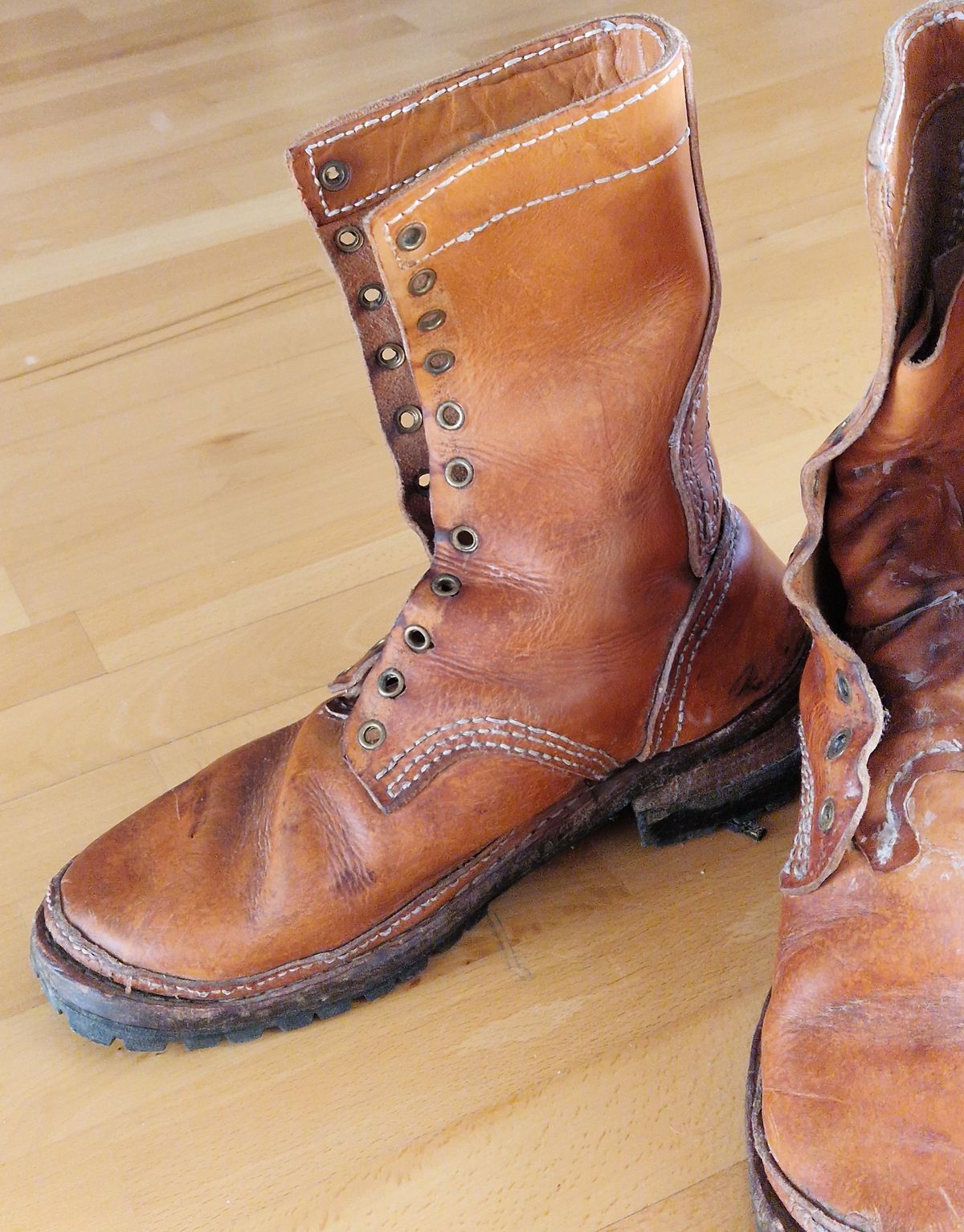 Photo by trystanfranziskus on December 19, 2025 of the Trystan Franziskus Custom Model in Italian natural Veg Tan 3.8mm & Italian natural Veg Tan Belly 2mm.