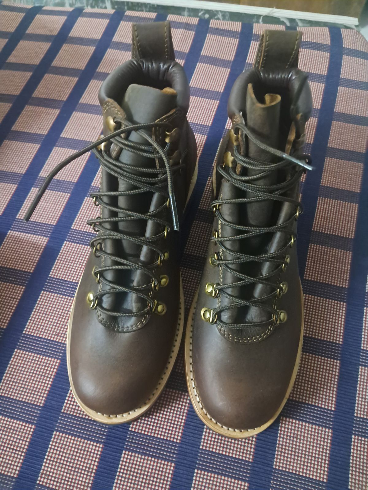 Photo by bhairava on March 8, 2025 of the Craft & Glory Craft & Glory / Hike Boot in Craft & Glory / Full Grain Oiled Buffalo / Vintage Brown.
