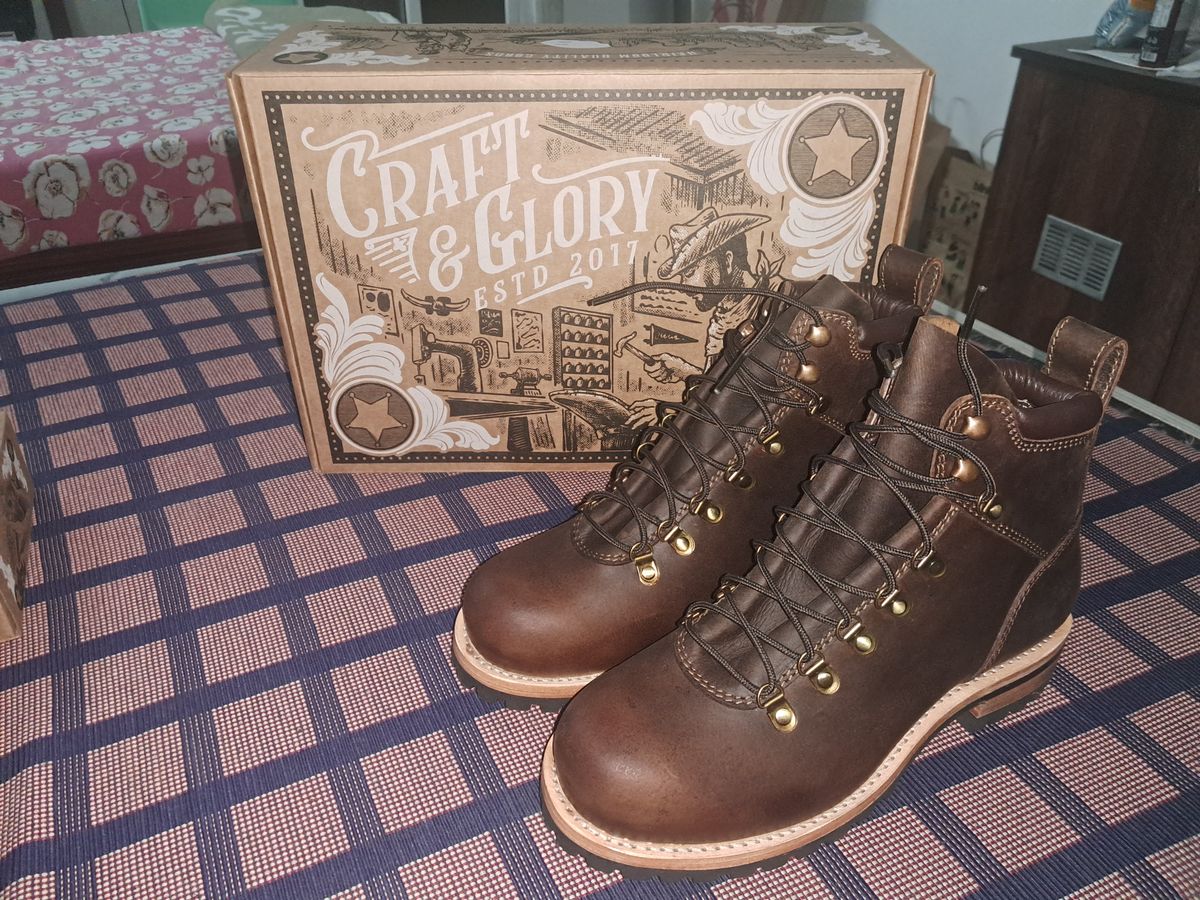 Photo by bhairava on March 7, 2025 of the Craft & Glory Craft & Glory / Hike Boot in Craft & Glory / Full Grain Oiled Buffalo / Vintage Brown.