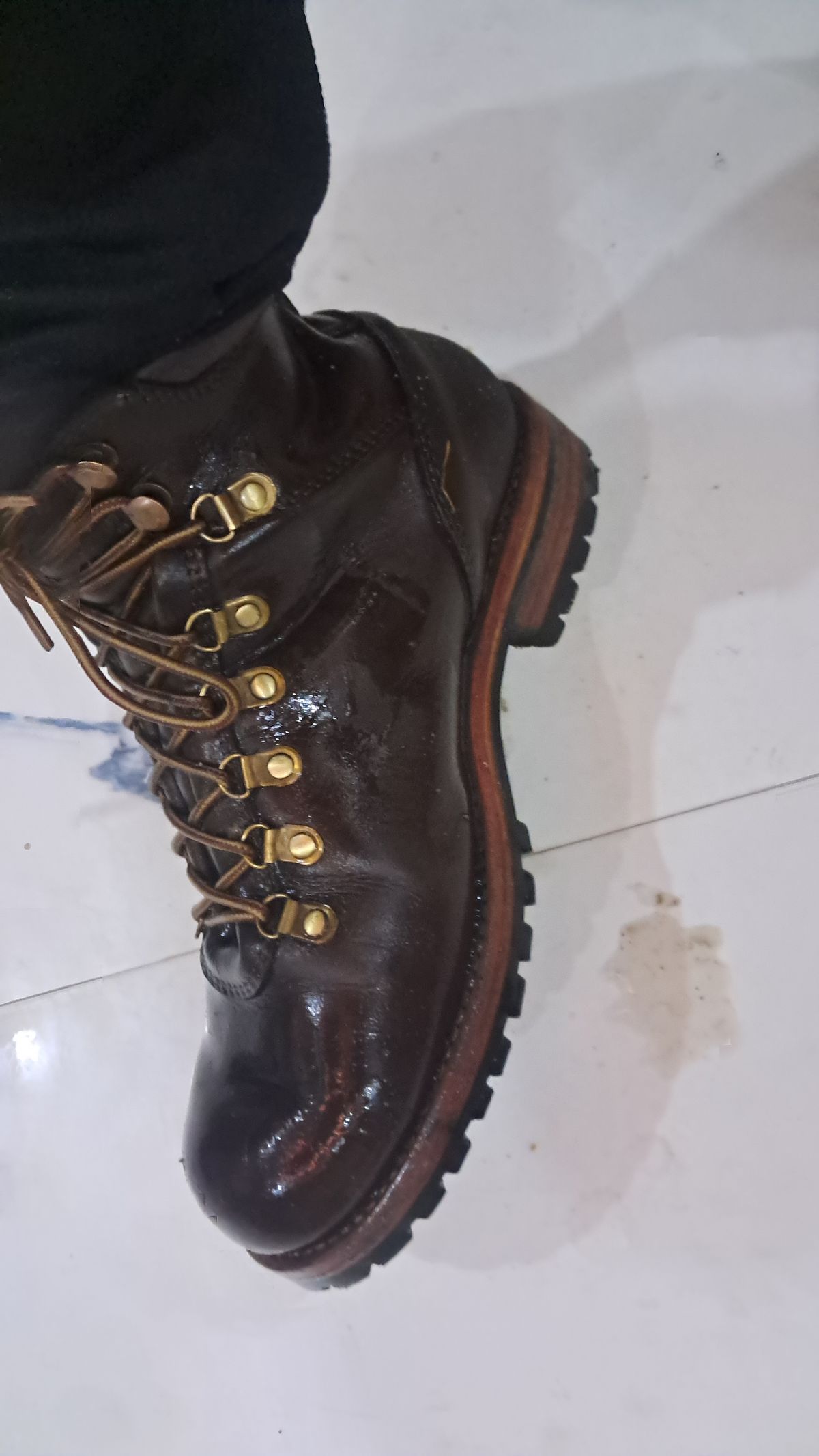 Photo by bhairava on April 29, 2025 of the Craft & Glory Craft & Glory / Hike Boot in Craft & Glory / Full Grain Oiled Buffalo / Vintage Brown.