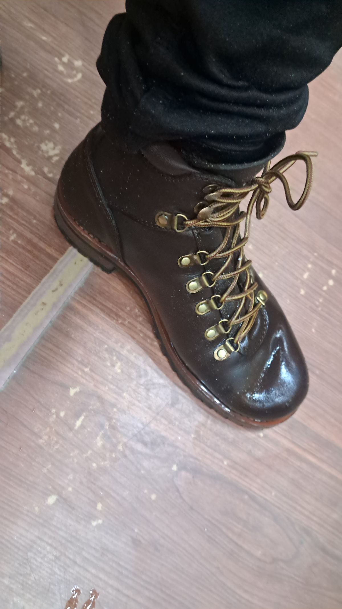 Photo by bhairava on April 29, 2025 of the Craft & Glory Craft & Glory / Hike Boot in Craft & Glory / Full Grain Oiled Buffalo / Vintage Brown.
