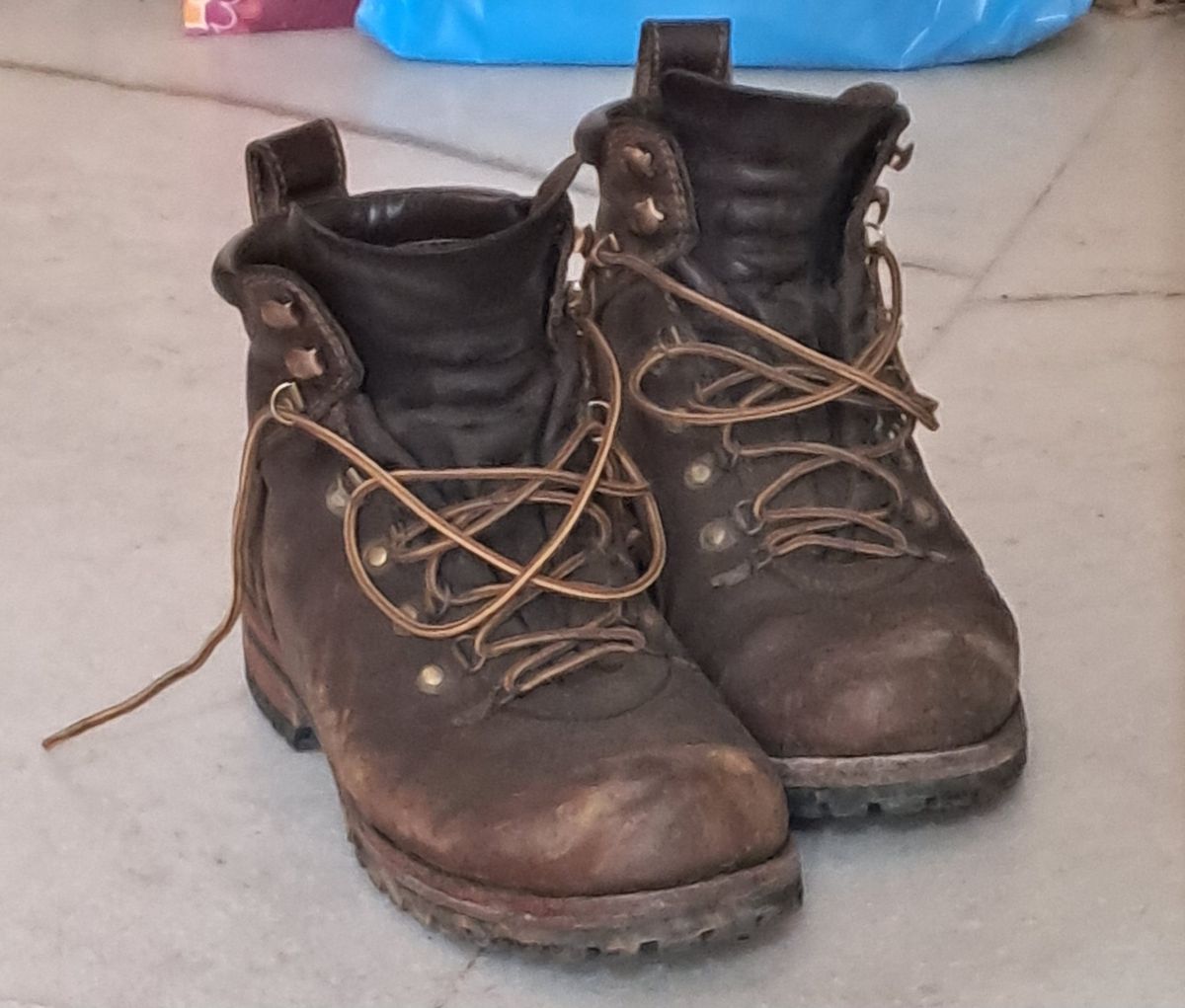 Photo by bhairava on May 24, 2025 of the Craft & Glory Craft & Glory / Hike Boot in Craft & Glory / Full Grain Oiled Buffalo / Vintage Brown.