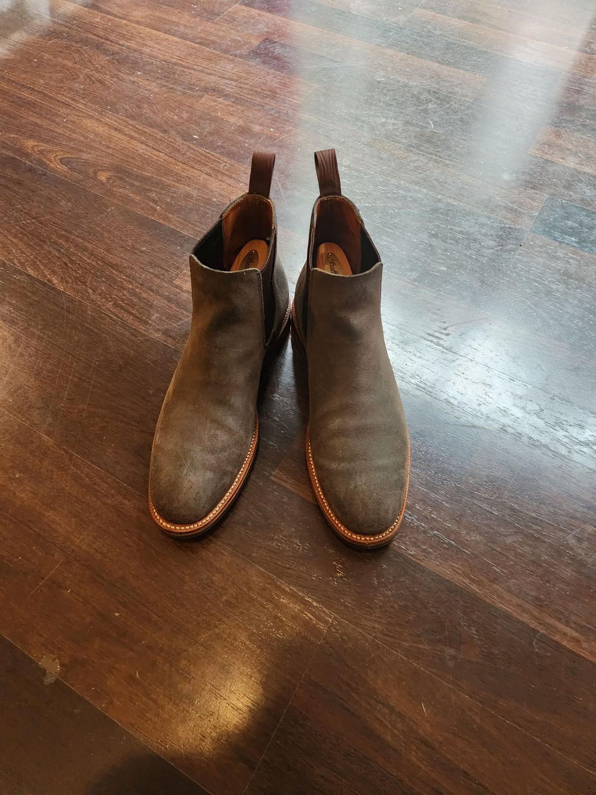 Photo by Tieric on June 21, 2025 of the Grant Stone Chelsea Boot in C.F. Stead Earth Waxy Commander Suede.