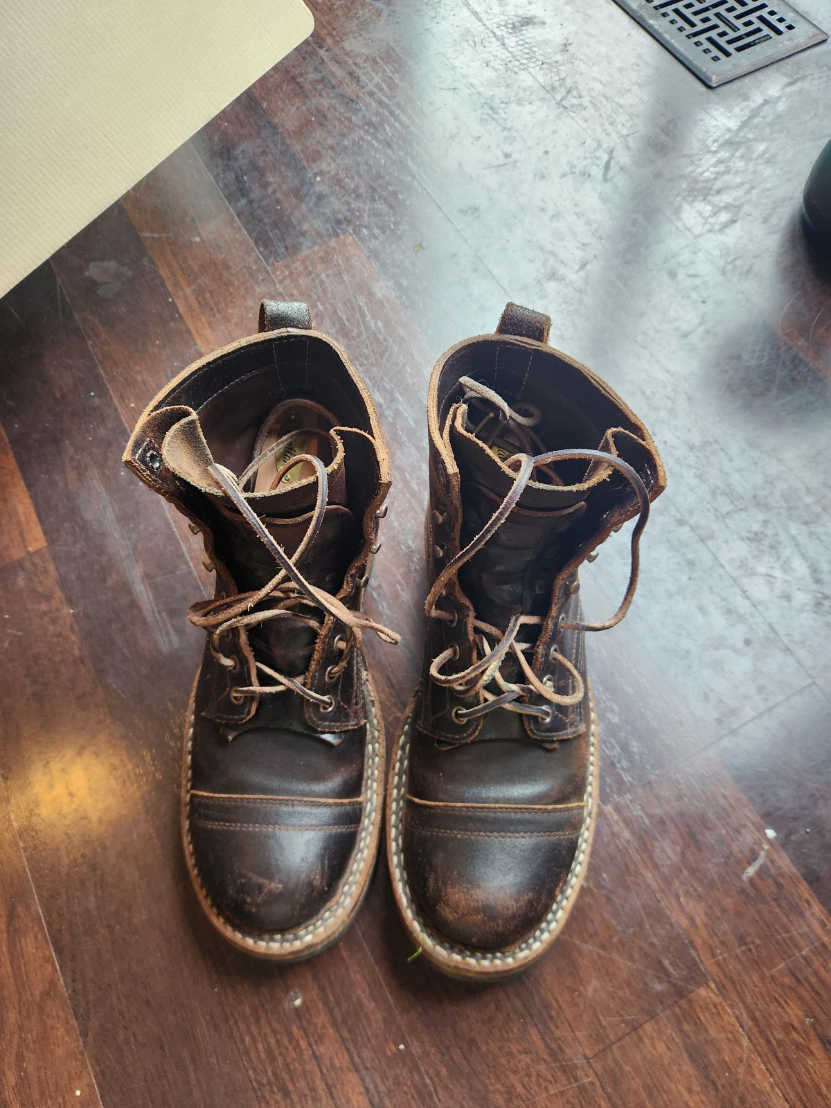 Photo by Tieric on May 2, 2025 of the White's 350 Cruiser in Horween Dark Brown Waxed Flesh.