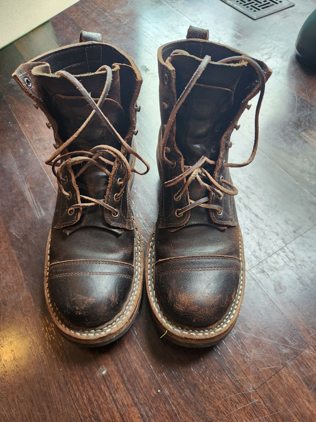 Photo by Tieric on May 2, 2025 of the White's 350 Cruiser in Horween Dark Brown Waxed Flesh.