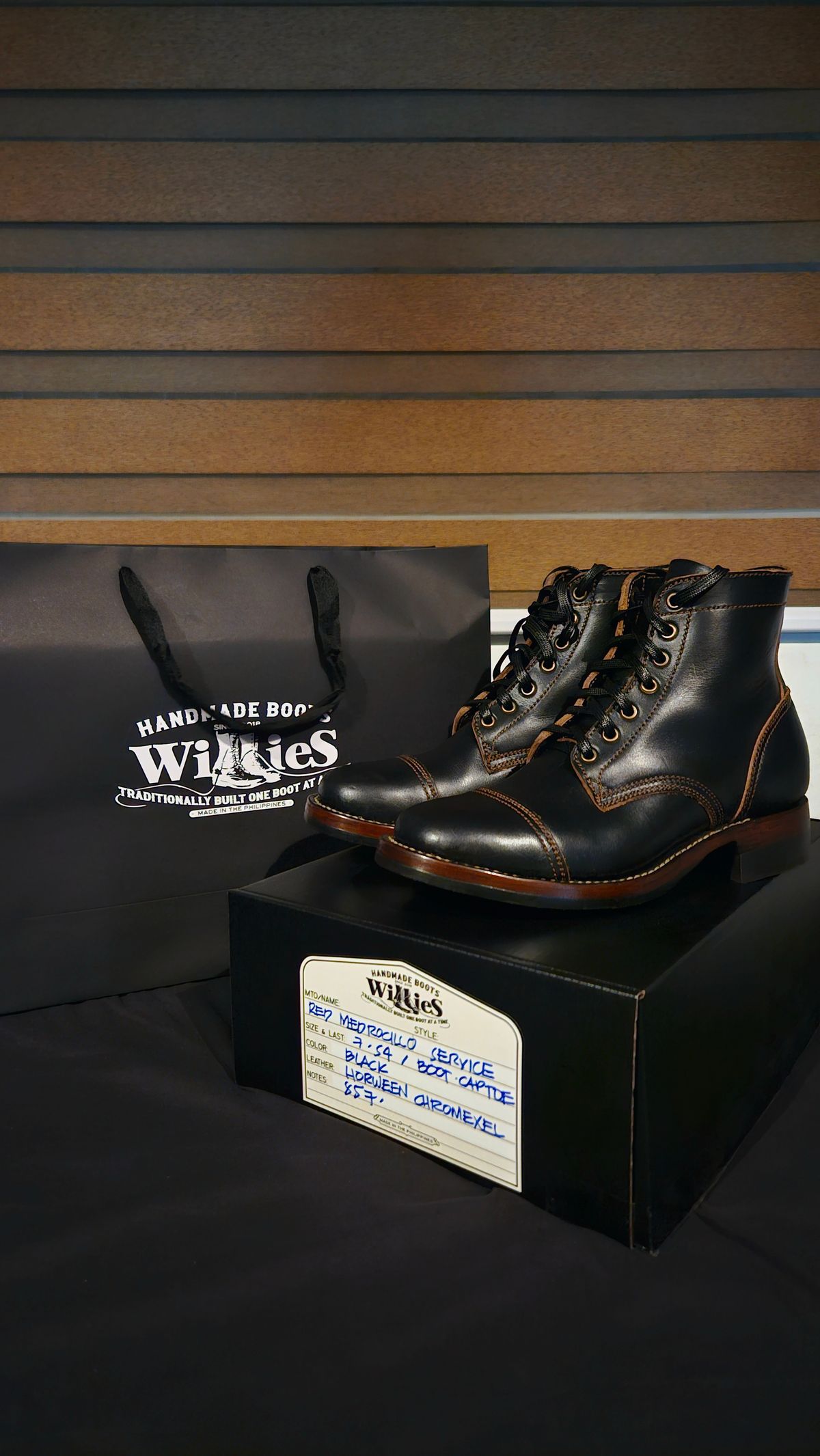 Photo by Teomedro on November 13, 2025 of the Willie's Handmade Boots Service Boot in Horween Black Chromexcel.