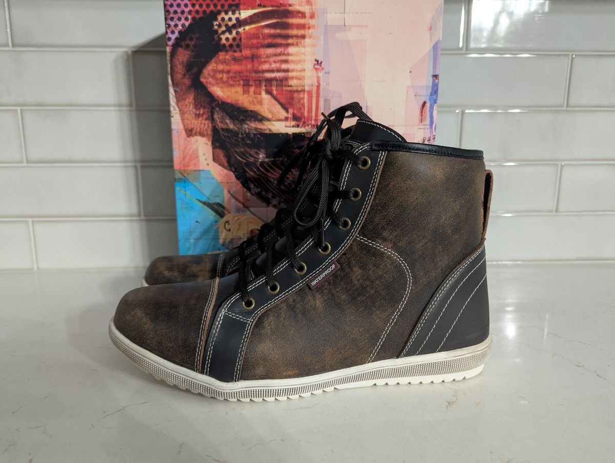 Photo by habibiboots7 on June 10, 2025 of the Indie Ridge The Comanche in Unknown Leather.