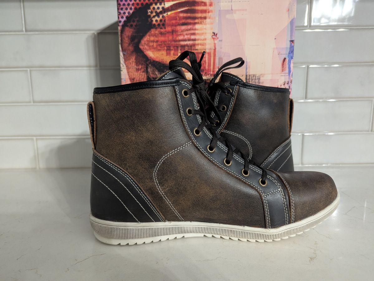 Photo by habibiboots7 on June 10, 2025 of the Indie Ridge The Comanche in Unknown Leather.