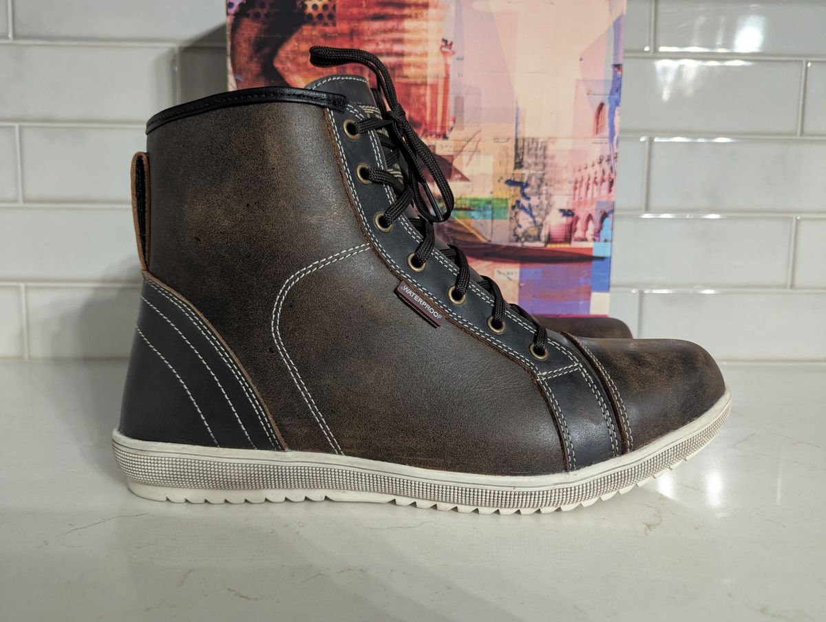 Photo by habibiboots7 on June 10, 2025 of the Indie Ridge The Comanche in Unknown Leather.