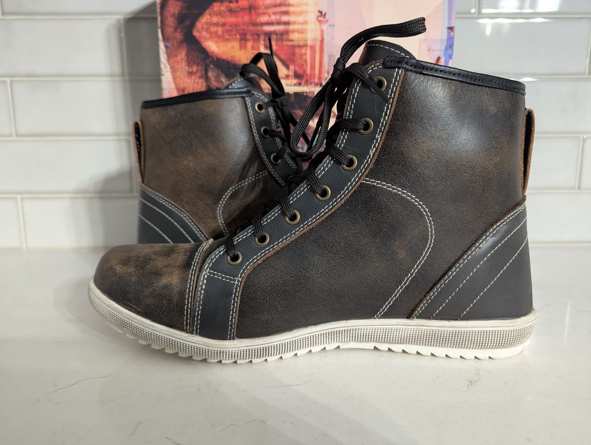 Photo by habibiboots7 on June 10, 2025 of the Indie Ridge The Comanche in Unknown Leather.