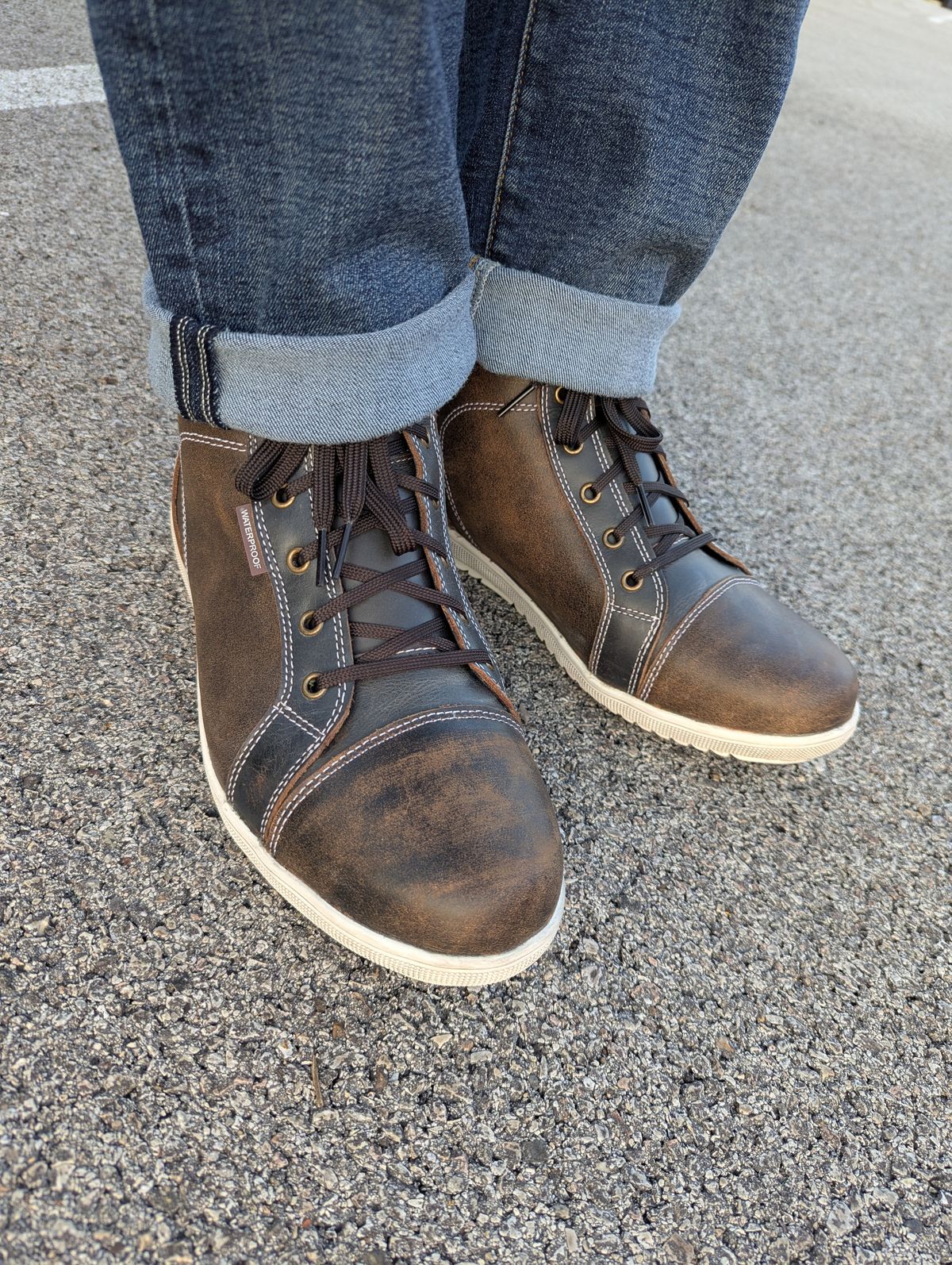 Photo by habibiboots7 on June 11, 2025 of the Indie Ridge The Comanche in Unknown Leather.