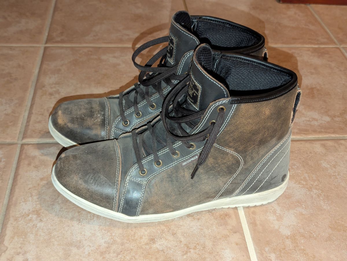 Photo by habibiboots7 on August 30, 2025 of the Indie Ridge The Comanche in Unknown Leather.