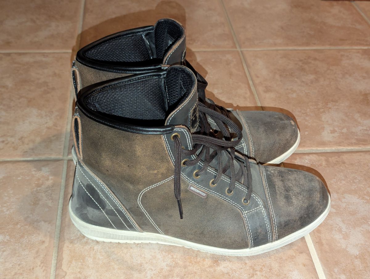 Photo by habibiboots7 on August 30, 2025 of the Indie Ridge The Comanche in Unknown Leather.