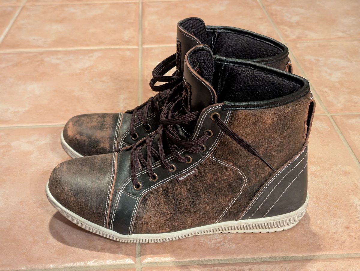 Photo by habibiboots7 on September 3, 2025 of the Indie Ridge The Comanche in Unknown Leather.