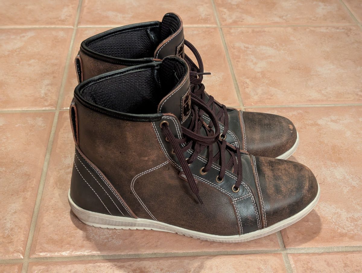 Photo by habibiboots7 on September 3, 2025 of the Indie Ridge The Comanche in Unknown Leather.