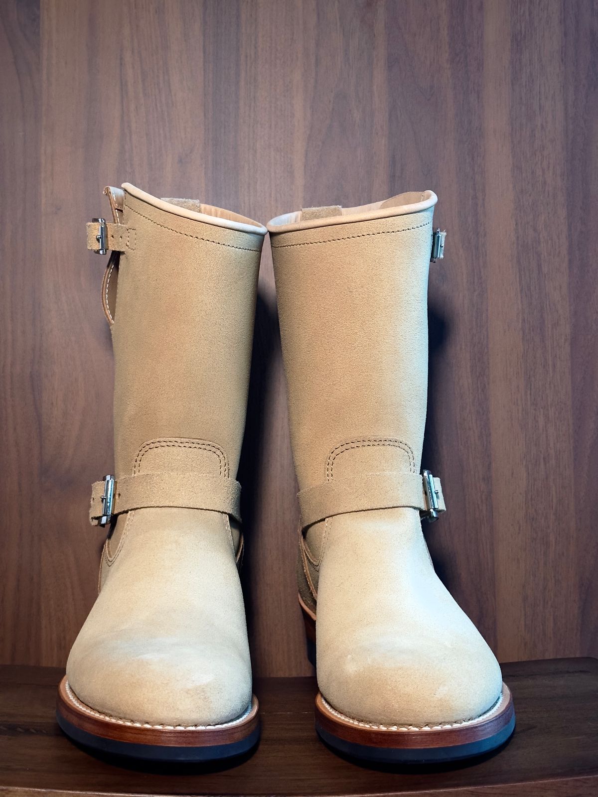 Photo by saintnick on October 1, 2024 of the Attractions BILTBUCK Lot .329 Engineer in Sand Beige Roughout.