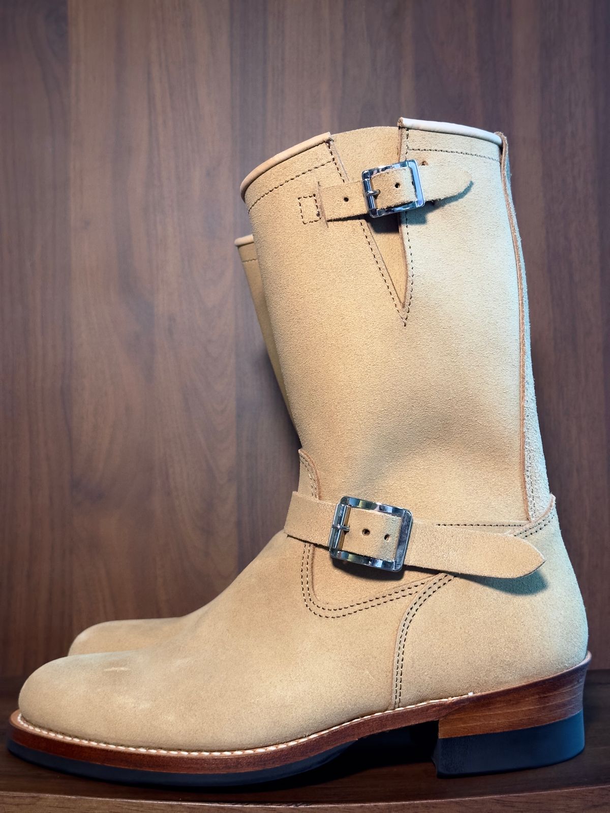 Photo by saintnick on October 1, 2024 of the Attractions BILTBUCK Lot .329 Engineer in Sand Beige Roughout.