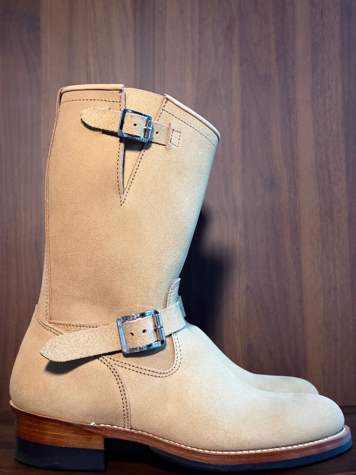 Photo by saintnick on October 1, 2024 of the Attractions BILTBUCK Lot .329 Engineer in Sand Beige Roughout.