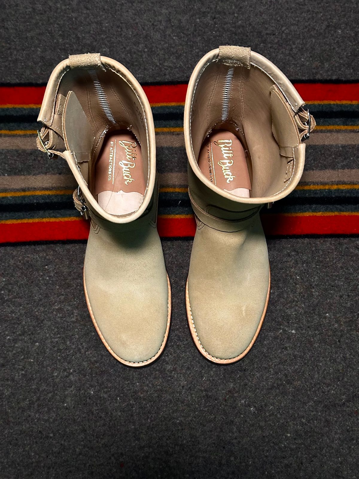 Photo by saintnick on October 1, 2024 of the Attractions BILTBUCK Lot .329 Engineer in Sand Beige Roughout.