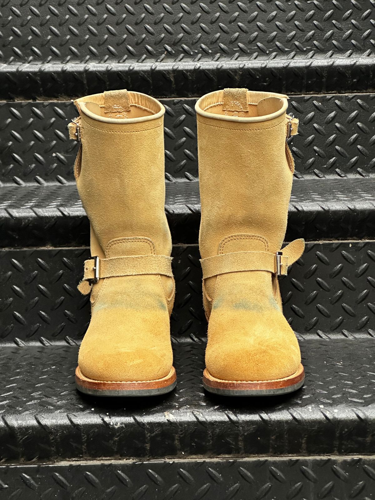Photo by saintnick on November 3, 2024 of the Attractions BILTBUCK Lot .329 Engineer in Sand Beige Roughout.