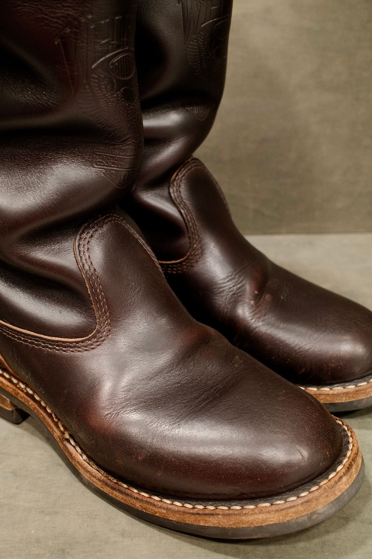 Photo by saintnick on December 1, 2025 of the White's Stockman in horween brown chromexcel over dyed black.