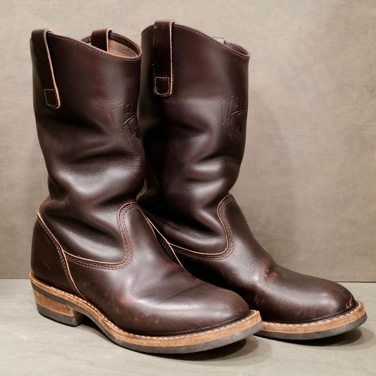 Photo by saintnick on December 1, 2025 of the White's Stockman in horween brown chromexcel over dyed black.