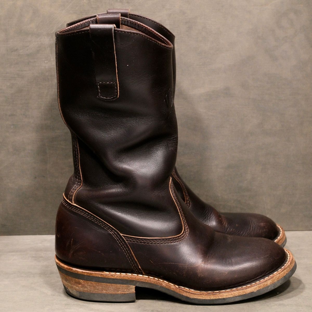 Photo by saintnick on January 4, 2026 of the White's Stockman in horween brown chromexcel over dyed black.