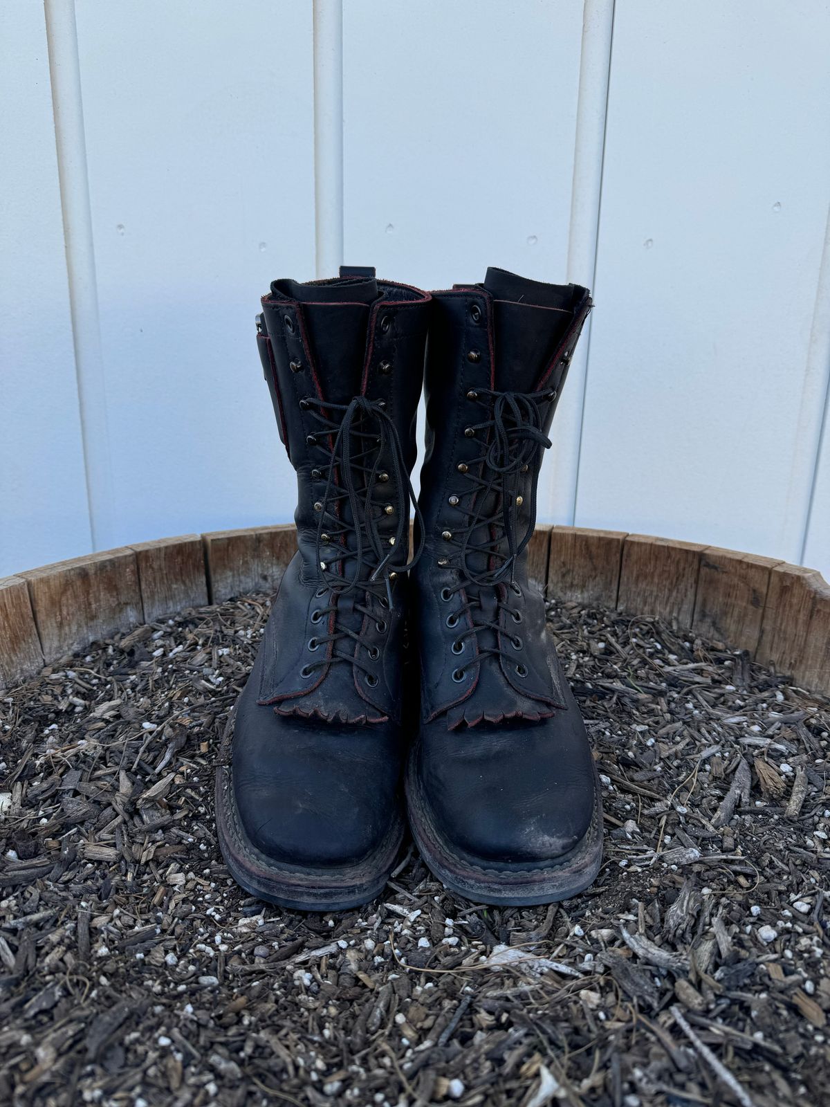 Photo by Jay_Patch on December 5, 2024 of the White's Whites / x Rose Anvil Drifter 3.0 in Seidel x Rose Anvil “Blood Core” Leather.