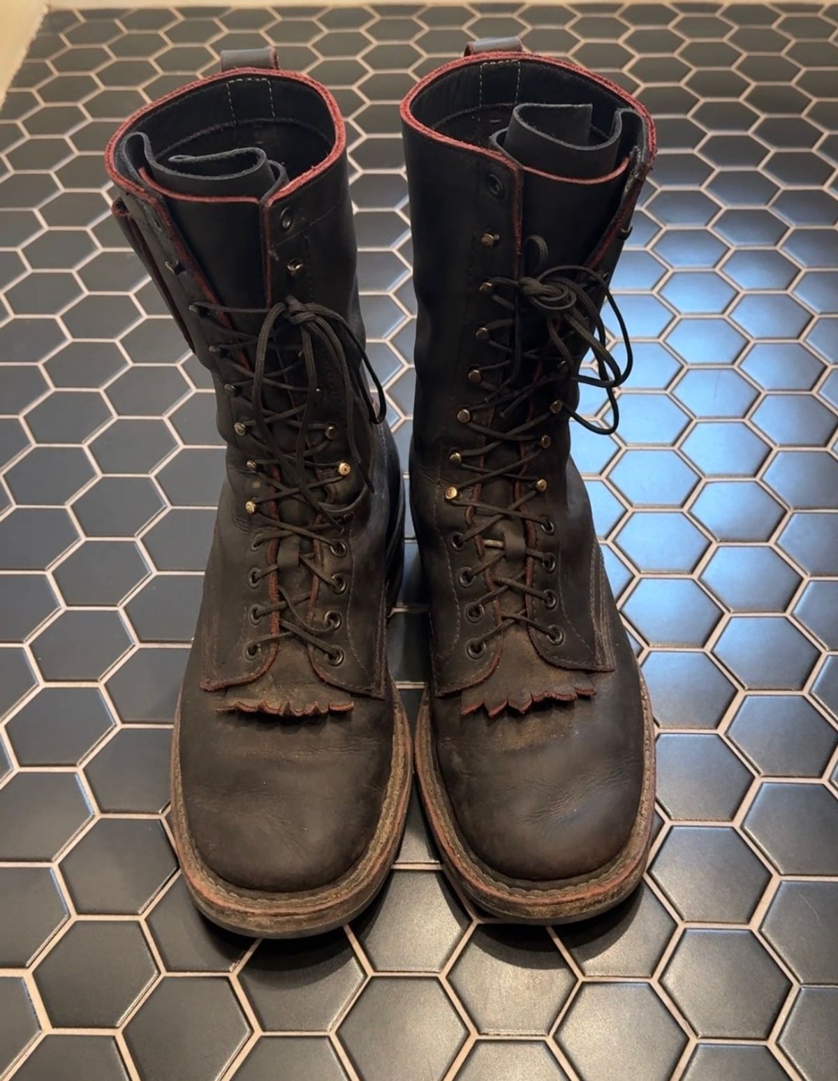 Photo by Jay_Patch on January 6, 2025 of the White's Whites / x Rose Anvil Drifter 3.0 in Seidel x Rose Anvil “Blood Core” Leather.