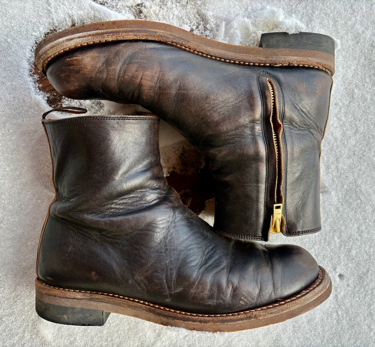 Photo by phealy899 on January 1, 2026 of the Rolling Dub Trio Casper Boot in Black Horse Front #1020.