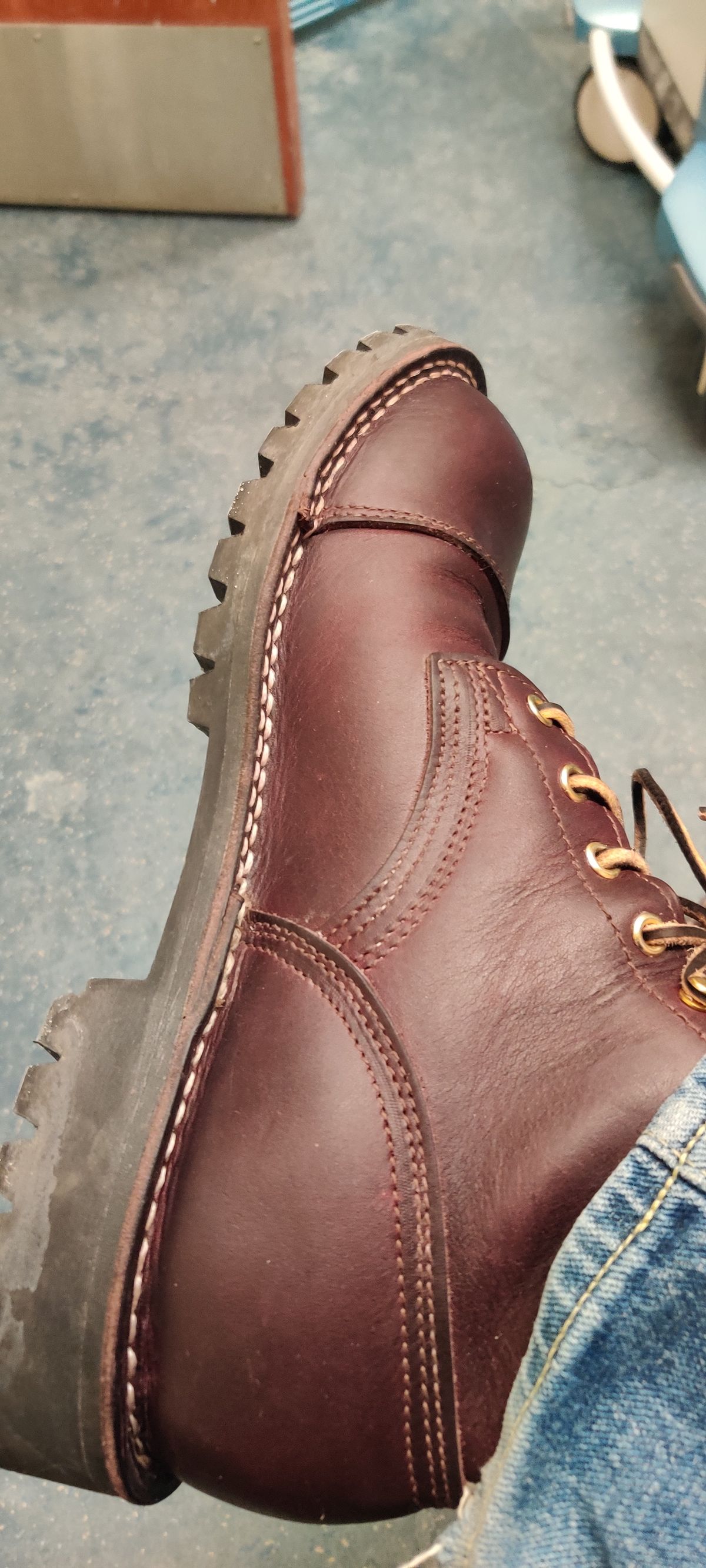 Photo by foxtrot on January 14, 2025 of the Nicks 365 Stitchdown in Horween Color 8 Cypress.