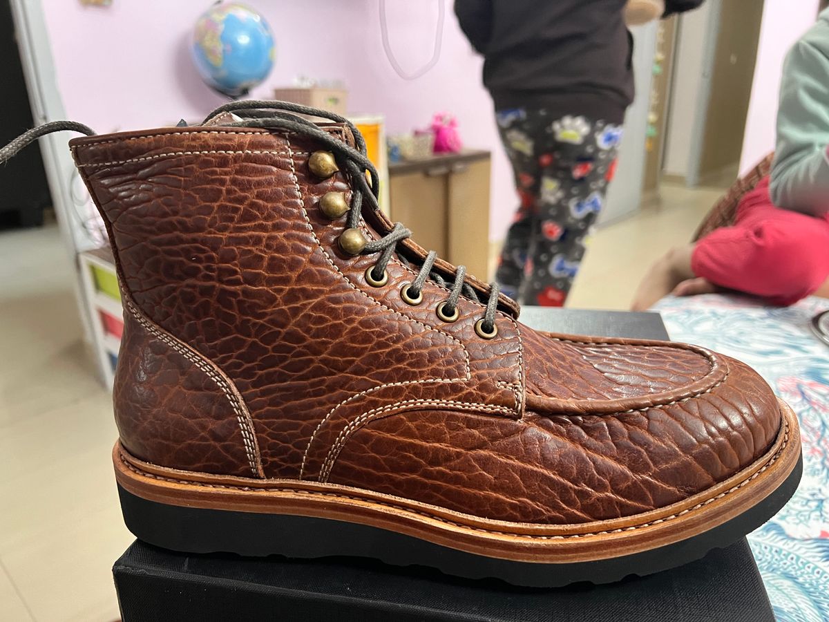 Photo by Guri131 on December 4, 2025 of the Blkbrd Shoemaker Dallas in Law Tanning Peanut Big Horn Shrunken Bison.