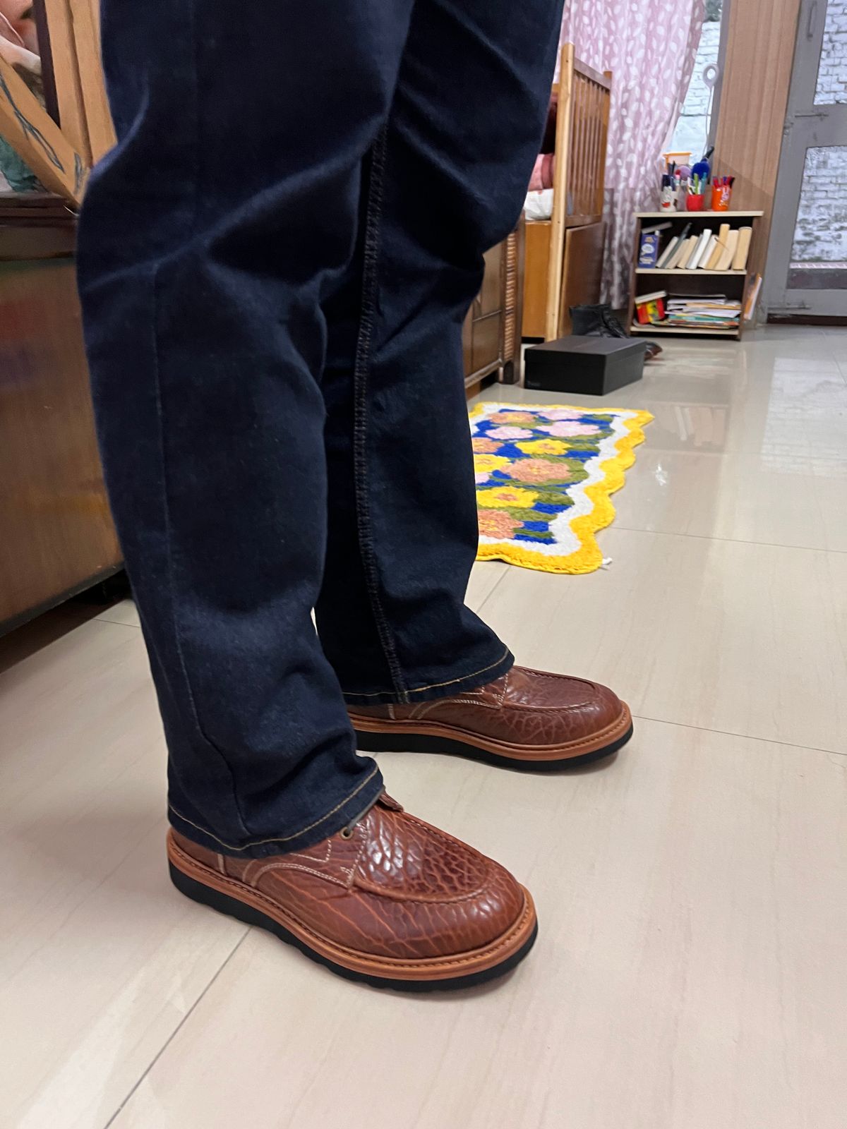 Photo by Guri131 on December 4, 2025 of the Blkbrd Shoemaker Dallas in Law Tanning Peanut Big Horn Shrunken Bison.