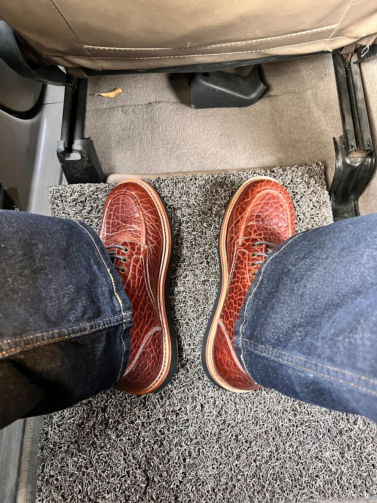 Photo by Guri131 on December 5, 2025 of the Blkbrd Shoemaker Dallas in Law Tanning Peanut Big Horn Shrunken Bison.