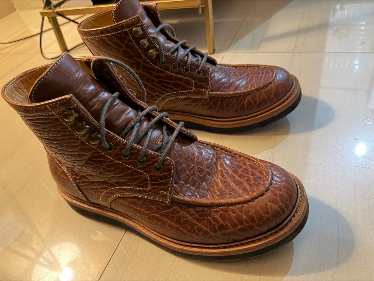 Photo by Guri131 on December 9, 2025 of the Blkbrd Shoemaker Dallas in Law Tanning Peanut Big Horn Shrunken Bison.