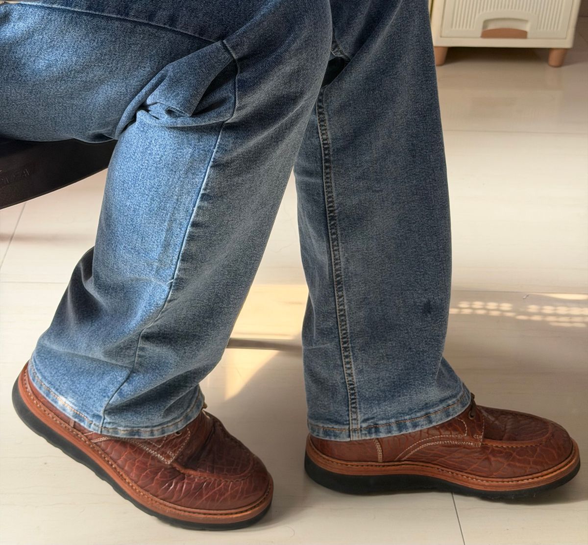 Photo by Guri131 on December 21, 2025 of the Blkbrd Shoemaker Dallas in Law Tanning Peanut Big Horn Shrunken Bison.