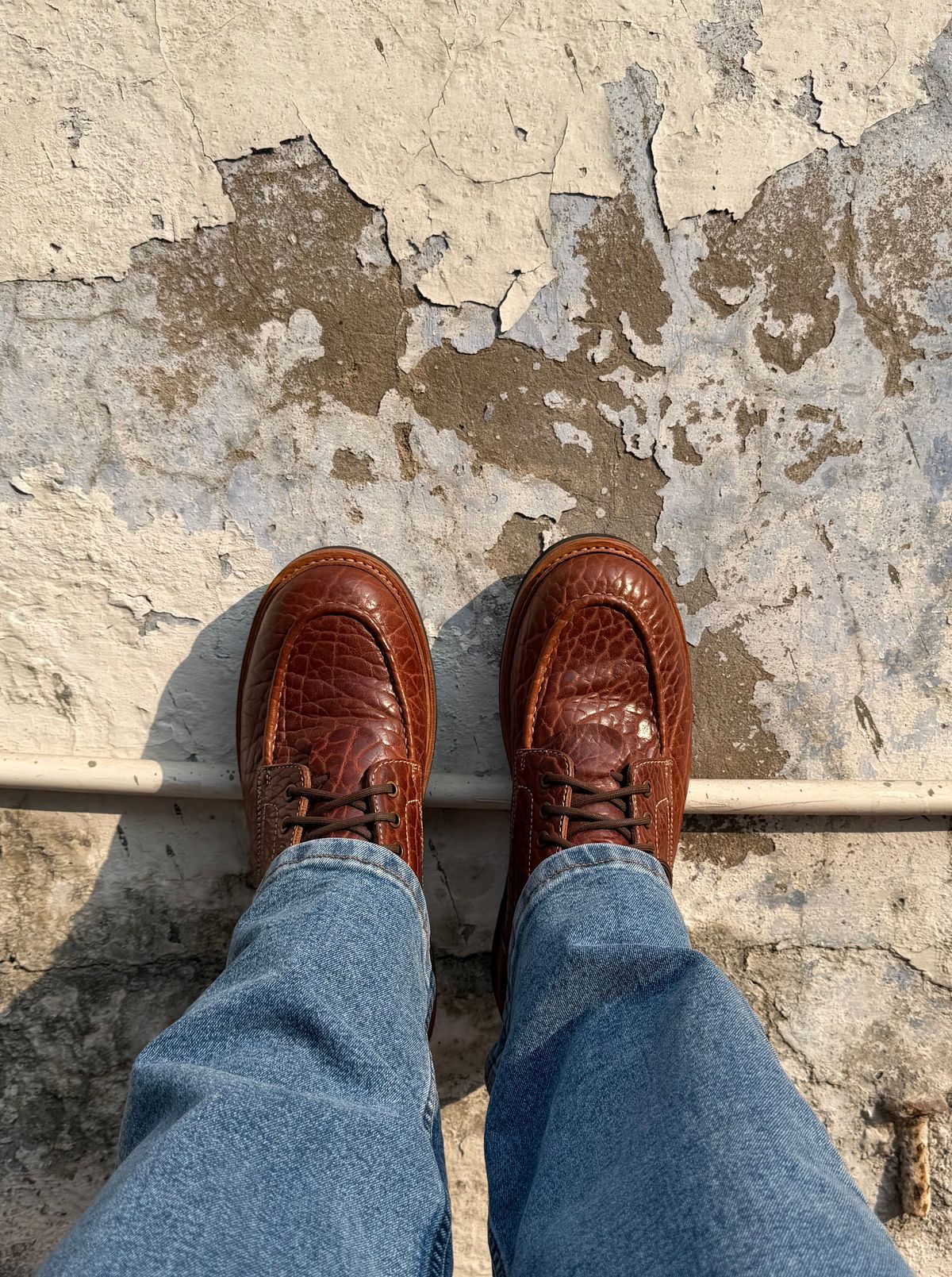 Photo by Guri131 on December 28, 2025 of the Blkbrd Shoemaker Dallas in Law Tanning Peanut Big Horn Shrunken Bison.