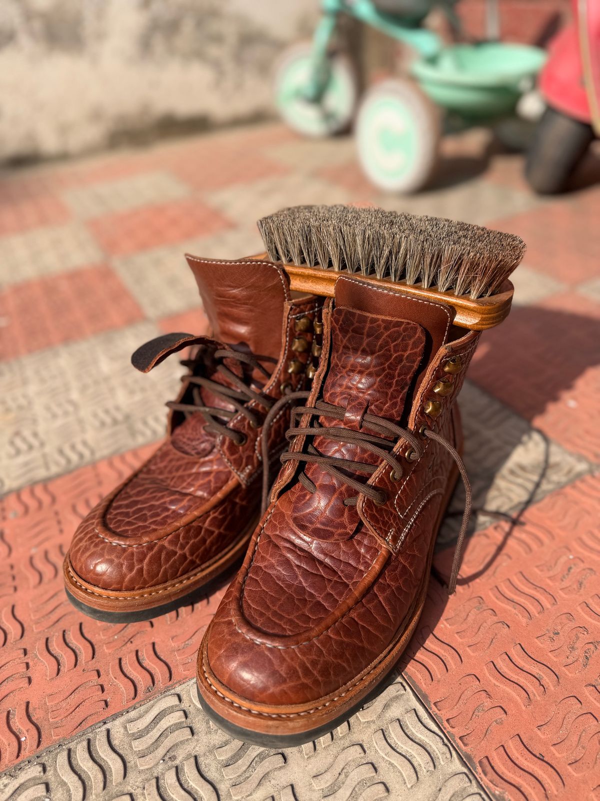 Photo by Guri131 on January 11, 2026 of the Blkbrd Shoemaker Dallas in Law Tanning Peanut Big Horn Shrunken Bison.