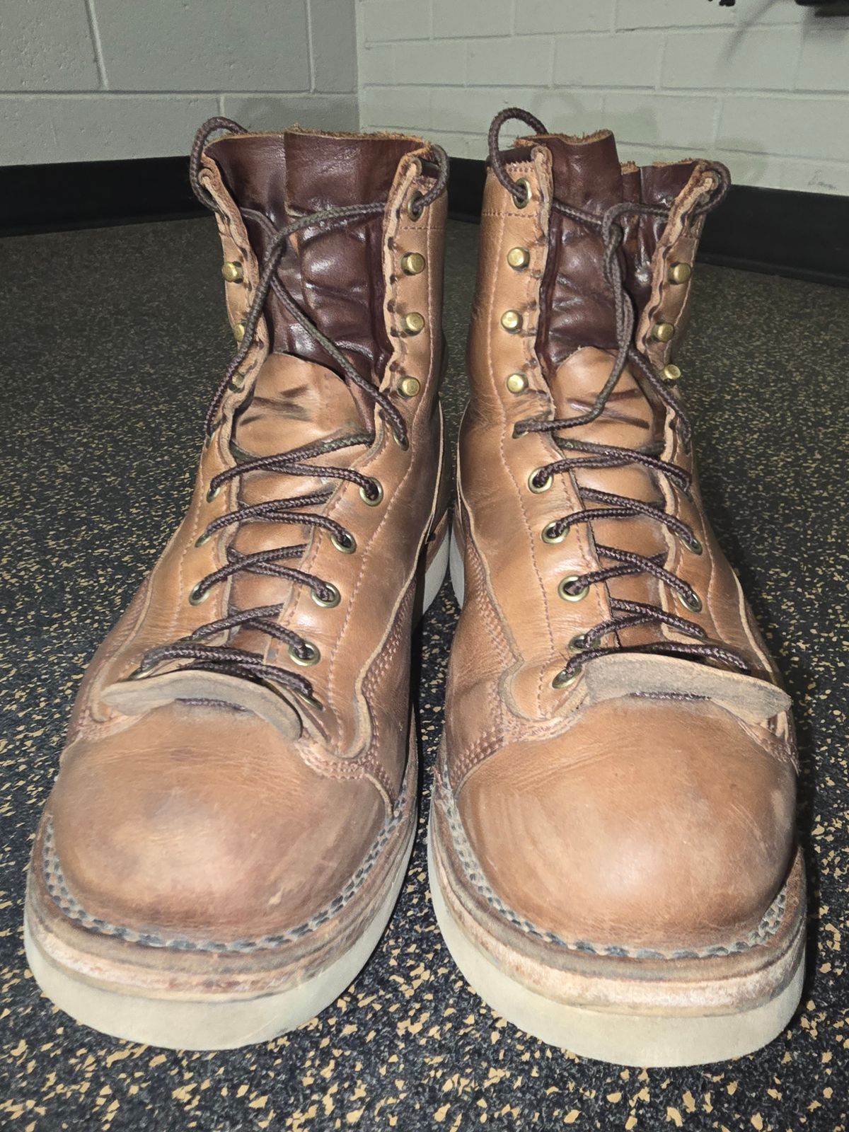 Photo by Thomas_Steed_ on February 2, 2025 of the Frank's Boots Monkey Boot in Horween Natural Chromexcel.
