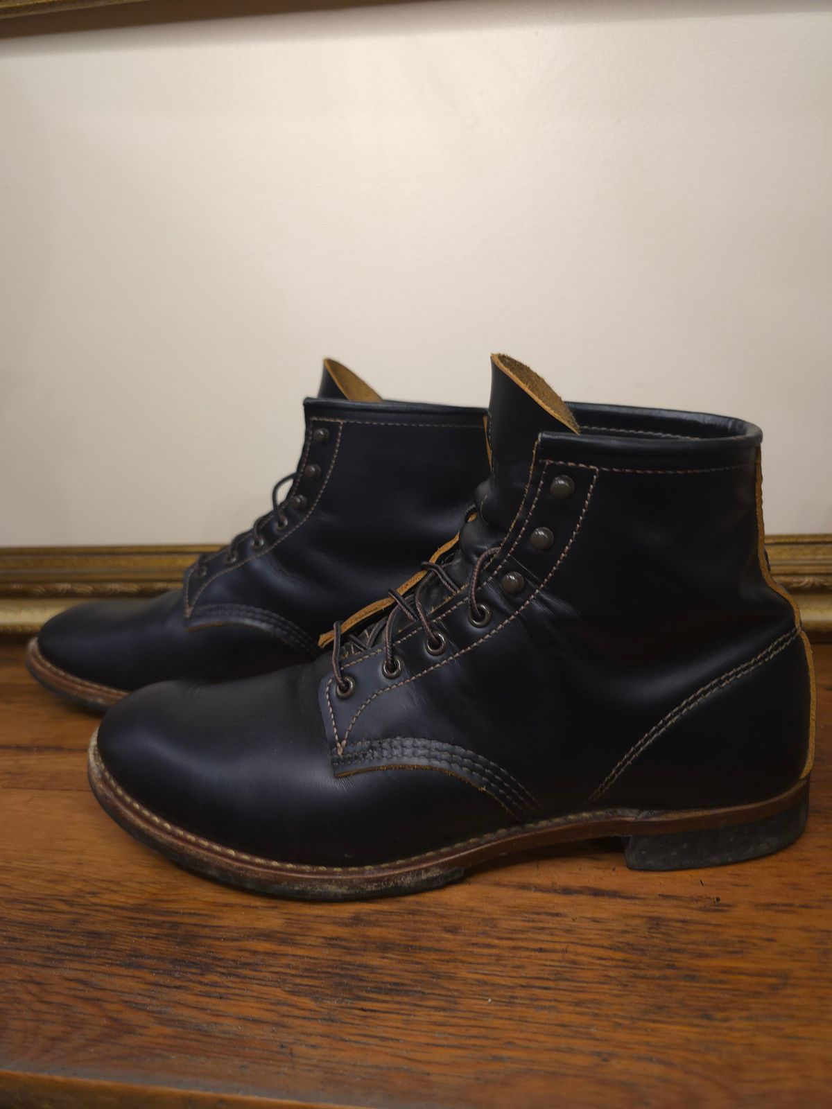 Photo by TheRedWingerDinger on September 30, 2025 of the Red Wing Beckman Flatbox in S.B. Foot Black Klondike.