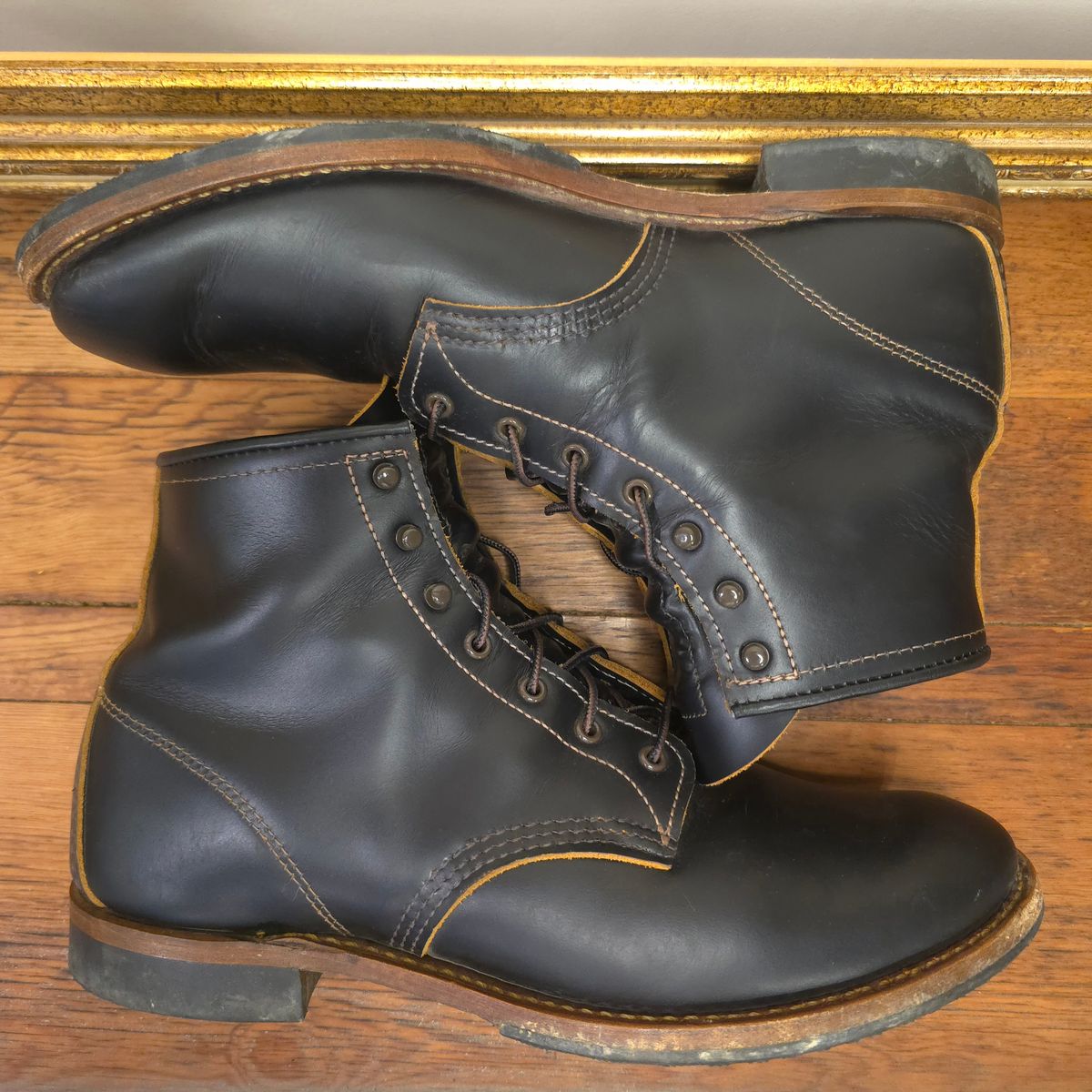 Photo by TheRedWingerDinger on October 1, 2025 of the Red Wing Beckman Flatbox in S.B. Foot Black Klondike.