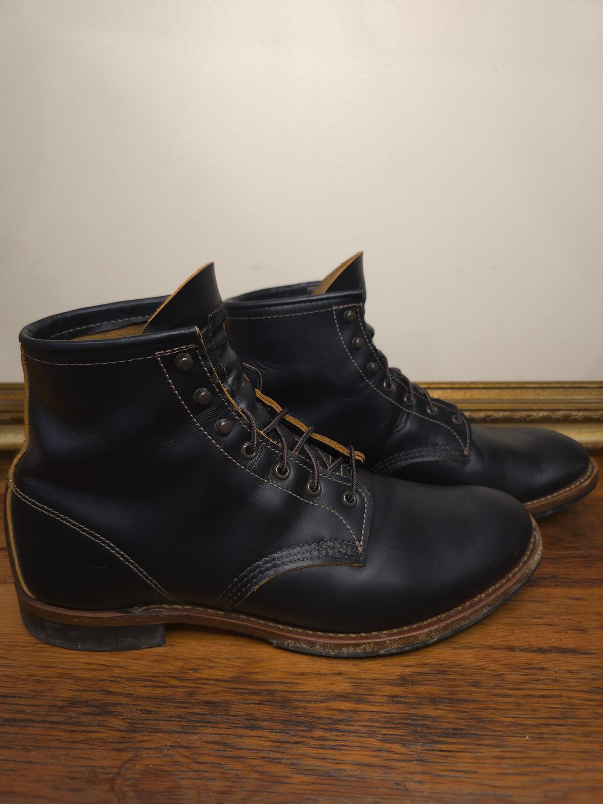 Photo by TheRedWingerDinger on September 30, 2025 of the Red Wing Beckman Flatbox in S.B. Foot Black Klondike.