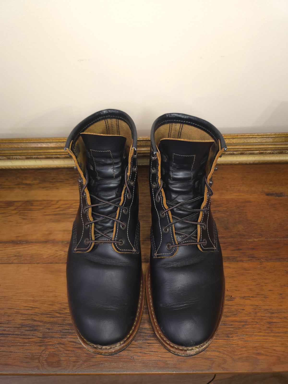 Photo by TheRedWingerDinger on September 30, 2025 of the Red Wing Beckman Flatbox in S.B. Foot Black Klondike.