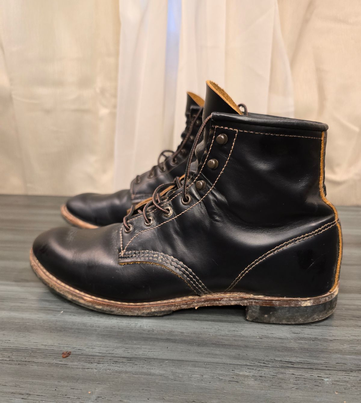 Photo by TheRedWingerDinger on November 2, 2025 of the Red Wing Beckman Flatbox in S.B. Foot Black Klondike.
