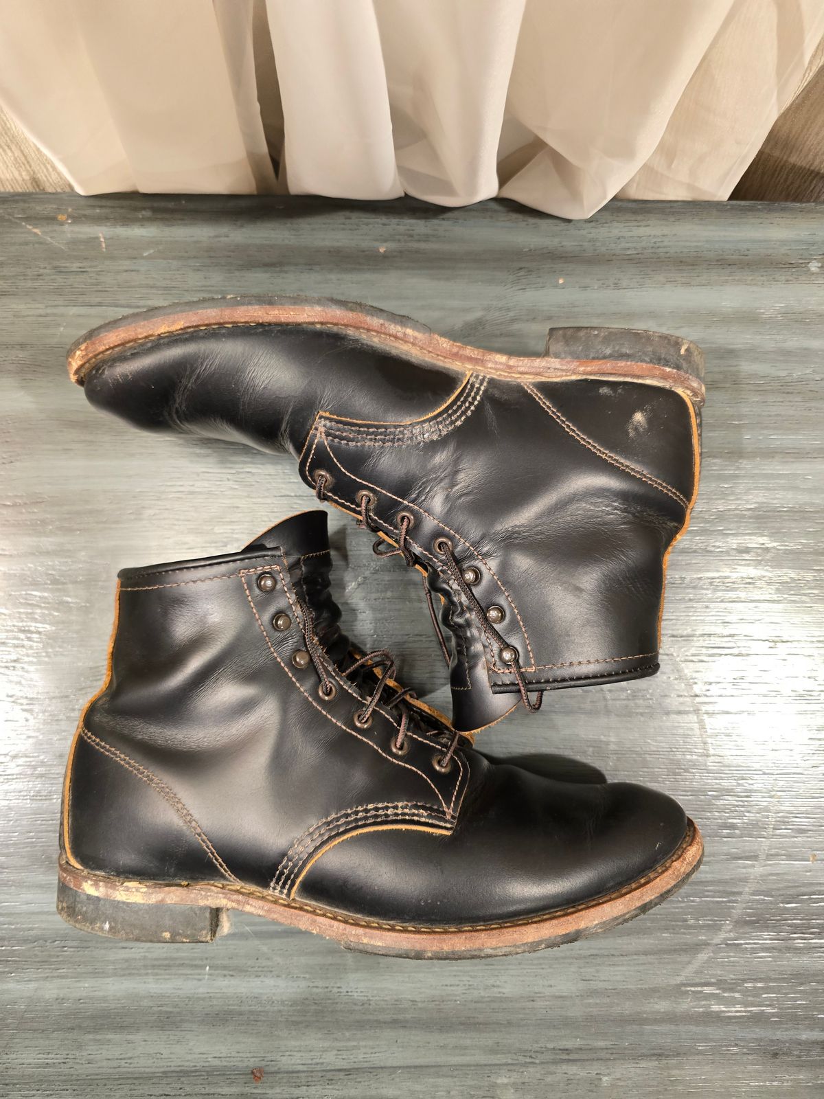 Photo by TheRedWingerDinger on November 2, 2025 of the Red Wing Beckman Flatbox in S.B. Foot Black Klondike.
